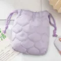 Detalle de una funda acolchada lavanda con cordón para cámaras Instax y accesorios - Púrpura Calabaza Acolchado