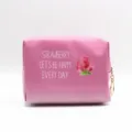 Neceser rosa impermeable con estampado de fresas, cremallera y un llavero dorado elegante - Una Fresa