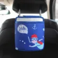 Détail de l'organisateur de siège auto bleu avec motif de plongeur suspendu à l'appui-tête - Ours en peluche