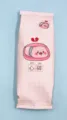 Primer plano de un lindo estuche de PU estilo bolsa de bocadillos con cerdito - Corazón Roto (Rejilla Rosa)