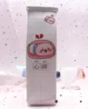 Primer plano de un lindo cerdito en un estuche blanco con patrón de cuadrícula. - Corazón roto