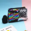 Detalle del estuche de lentejuelas reversibles con un suave pompón negro de adorno. - Arco iris
