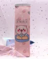 Primer plano detallado de un estuche rosa vertical con un lindo diseño de cerdo animado - Bebe más agua
