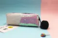 Detalle de estuche de lentejuelas de sirena bicolor con un pompón negro decorativo - Rosa