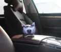 Detalle de adorno de coche con cabeza de husky 3D y bolsa de carbón activado en reposabrazos - Estilo Husky Mirada Directa / Tamaño: 12x12x10cm