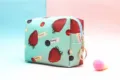 Neceser de maquillaje grande e impermeable con estampado de fresas en azul claro - Fresa