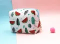 Neceser de viaje impermeable con un vibrante estampado de sandías y hojas verdes - Sandía y Hojas