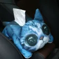 Adorable soporte de pañuelos de felpa para coche con diseño de gato azul en un asiento - Ojos Brillantes