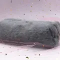 Zachte grijze pluche octogonale etui op een decoratieve roze tule achtergrond - Grijs