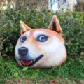 Divertido cojín de peluche 3D de Shiba Inu Doge para asiento de coche y sofá del hogar - Cojín Calientamanos / Perro Amarillo