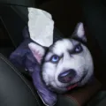 Lindo soporte de caja de pañuelos de felpa de perro husky para reposabrazos y consola central - Perro Negro
