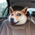 Almohada de reposacabezas de coche 3D Shiba Inu Doge en un asiento de cuero marrón - Akita / 22*28 cm