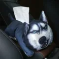 Soporte creativo de caja de pañuelos de felpa husky para reposabrazos de coche - Husky Enojado