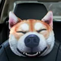 Reposacabezas de coche 3D con cara de perro, almohada cervical de Shiba Inu linda - Shiba Inu Sonriente / 22*28 cm