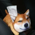 Portapañuelos creativo de felpa con cara de perro para reposabrazos y asiento de coche - Shiba Inu Travieso