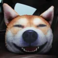 Divertido cojín de peluche con cara de perro Shiba Inu 3D para asiento de coche y cabeza - Shiba Inu Riendo