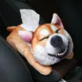 Lindo soporte de felpa Shiba Inu para pañuelos de papel en interiores de coches - Shiba Inu Sonriente