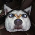 Divertido cojín de cabeza de perro husky 3D para el respaldo del asiento de coche - Husky con Mariposa (Negro)