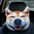 Divertido cojín reposacabezas de coche 3D cara de Shiba Inu para soporte de cuello negro - Shiba Inu Riendo / 22*28 cm