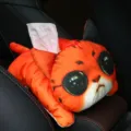 Bonito soporte de caja de pañuelos de felpa de gato naranja para reposabrazos de coche - Gato Con Tocado