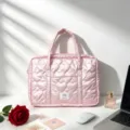 Elegante maletín rosa para portátil acolchado con diseño de corazones y acabado PU. - Rosa