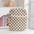 Detalle de la funda de libro de pana a cuadros con asa y bolsillo con cremallera - Funda Para Libros A Mano / Pana Tablero De Ajedrez Marrón Y Beige