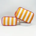Set di borse cosmetiche a righe gialle e bianche con bordo rosa e nappa decorativa - Taglia Grande 25x8x17cm / Giallo/Bianco