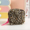 Primer plano de estuche de felpa de leopardo con tirador de cremallera rosa - Negro