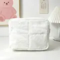 Detailansicht einer weiß gesteppten wasserdichten Nylon-Kosmetiktasche in einem Zimmer - L / Weiß