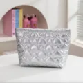 Vista detallada de un neceser acolchado plateado con diseño de corazones brillantes. - Estilo Corazón / S / Plateado