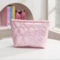 Detalle del neceser acolchado rosa con diseños de corazones en relieve suaves - Estilo Corazón / L / Rosa