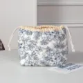 Neceser acolchado con cordón e estampado floral azul ideal para llevar de viaje - Estilo de Patrón de Planta Azul / Flor Clara
