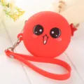 Gros plan d'un porte-monnaie rond en silicone rouge avec un visage de dessin animé mignon - 1团子 / Rouge
