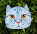 Realistische blaue Katzenkopf-Kosmetiktasche mit 3D-Ohren auf grünen Blättern - Blaugrauer Druck (猫11)
