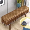 Primo piano dell'elegante copripanca marrone trapuntato con gonna decorativa e bordi raffinati. - Tessuto trapuntato color caffè di alta qualità