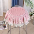 Fodera per sgabello rotonda trapuntata rosa con gonna in pizzo bianco, cuscino in tessuto. - Sgabello rotondo diametro 35 cm / Rosa tinta unita trapuntato con pizzo