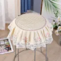 Vista dettagliata della fodera per sgabello in pizzo, cuscino trapuntato elegante con ricamo. - Sgabello rotondo diametro 35 cm / Beige tinta unita trapuntato con pizzo