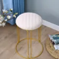 Moderne runder Schminkhocker mit Steppkissen und goldenen Metallbeinen fuer das Wohnzimmer. - Gesteppt / Beige