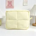 Detailansicht der gelb gesteppten wasserdichten Nylon-Kosmetiktasche auf weißem Tisch - L / Zitronengelb