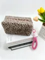 Bolsa de maquillaje de felpa con estampado de leopardo, correa rosa y gran capacidad - Estilo Leopardo (Con Cordón) / Marrón
