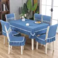Nappe bleue de style nordique avec housses de chaise matelassées assorties avec dentelle. - Housse de chaise individuelle - commander selon la quantité / Coussin de chaise de salle à manger rembourré monobloc en peau de pêche bleu