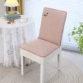 Set coprisedia e cuscino rosa trapuntato su sedia bianca in una stanza accogliente - Bassotto Rosa