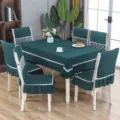 Détail d'une nappe nordique vert foncé et de housses de chaise à volants en dentelle. - Housse de chaise individuelle - commander selon la quantité / Coussin de chaise de salle à manger rembourré monobloc en peau de pêche vert
