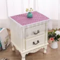 Detalle de funda antipolvo acolchada con elegante borde de encaje blanco para decoración hogar. - 75x80cm / Púrpura Sólido