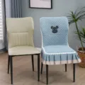 Vue détaillée de la housse de chaise de salle à manger matelassée avec broderie d'ours et volant. - Gris vitalité jeunesse