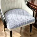 Vue détaillée d'un coussin d'assise gris doux avec motif rond texturé, confortable et élégant. - Gris