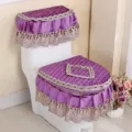 Vista detallada del lujoso juego de funda para asiento de inodoro de terciopelo violeta. - Juego de Fundas para Inodoro / Terciopelo italiano púrpura