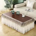 Detail de housse de table basse de salon avec bordure en dentelle et surface en cuir. - 50*100cm / Alice café résistant à l'huile et à l'eau