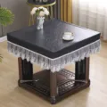 PU Leder quadratische Elektroheizung Tischabdeckung mit weißer Spitze staubdichter Schutz - 60x60 cm mit 24 cm hängender Kante / Wasser- & ölabweisend mit schwarzer Spitzenkante