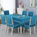 Detailansicht der pfauenblauen gesteppten Tischdecke und Stuhlhussen mit Spitze - 150*200cm / Blau "Glatte Fahrt"